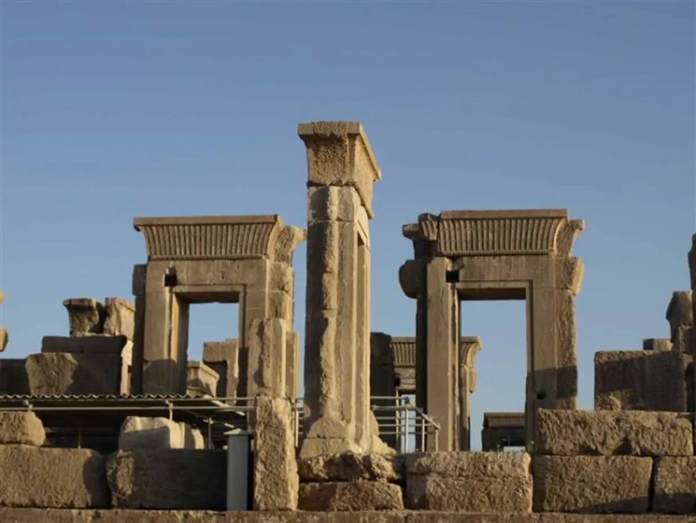 شرایط بحرانی کاخ هدیش تخت جمشید/ گلسنگ کمترین آسیب را به آثار باستانی میرساند