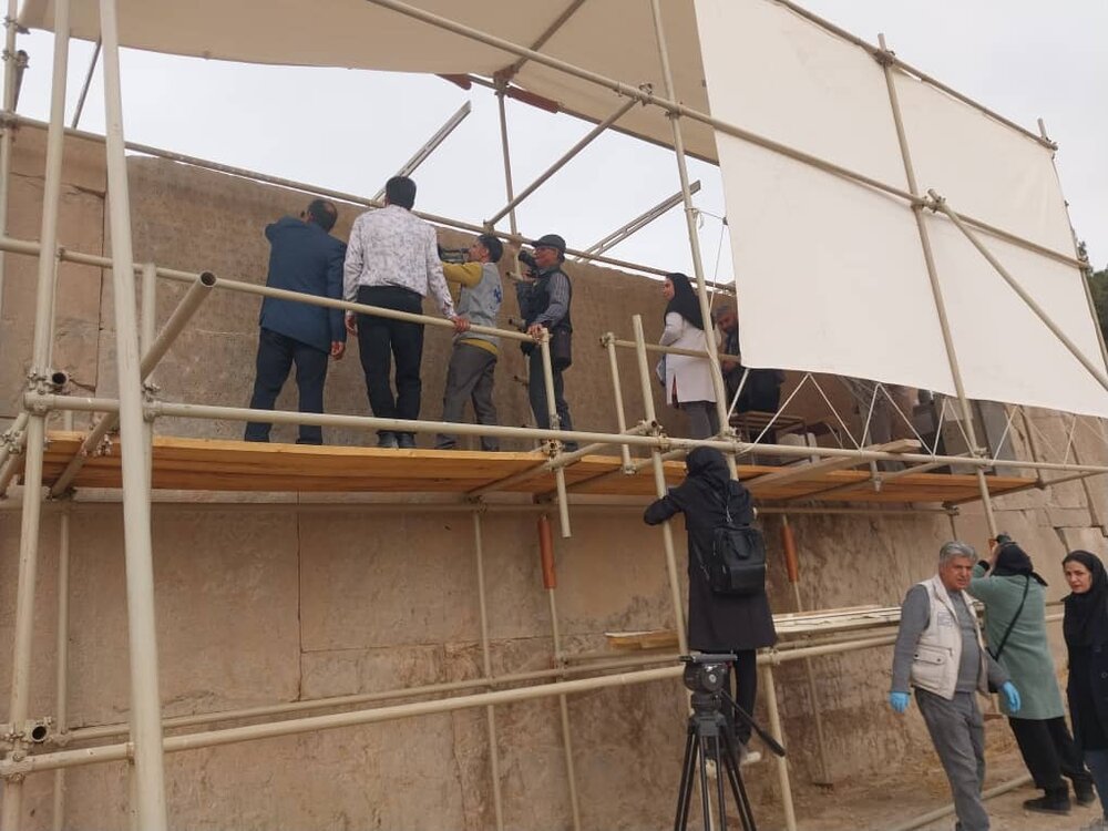 کتیبه سهزبانه داریوش اول در تخت جمشید در معرض بازدید گردشگران قرار میگیرد