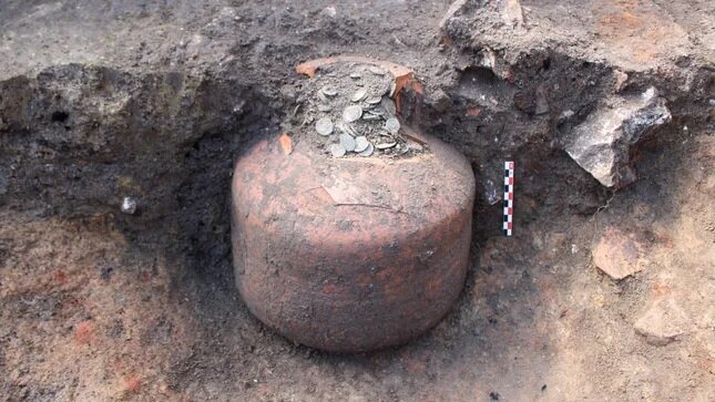 کشف قلکهای ۱۸۰۰ساله مملو از سکه