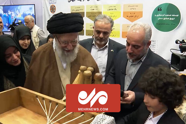 هدیه زیبای یک تولید کننده نوجوان به رهبر انقلاب در نمایشگاه