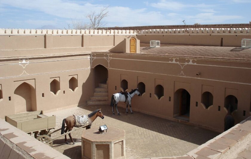چاپارخانه میبد کجاست؟