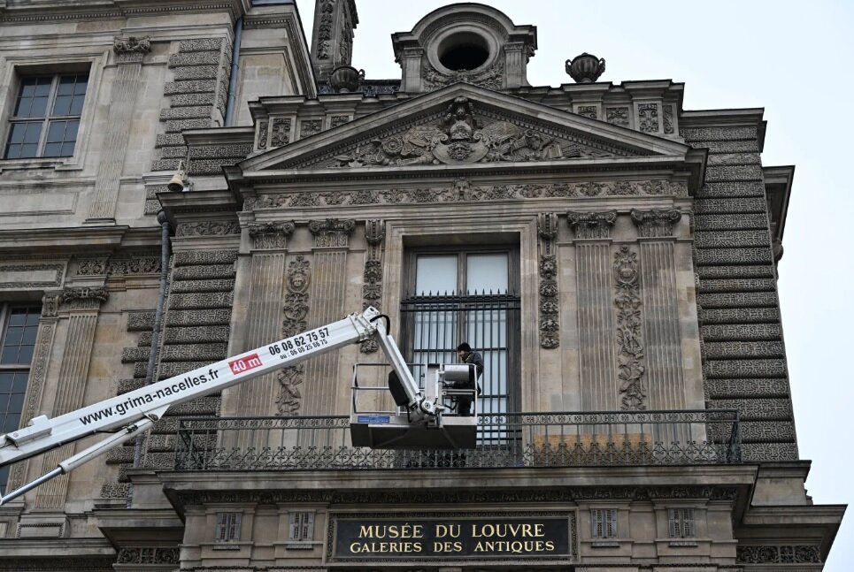 پنجره دردسرساز «لوور» پشت میله‌ها رفت