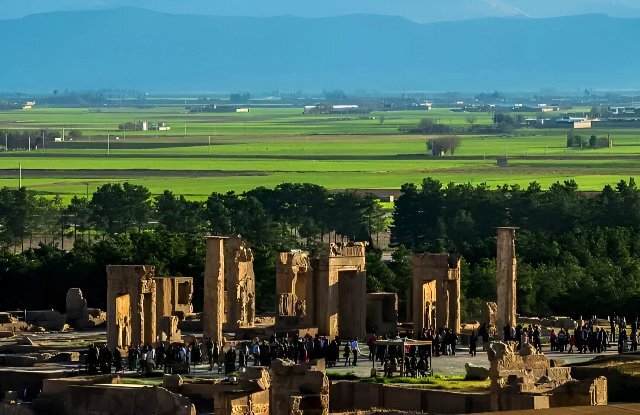 مدیر پایگاه: کشاورزی در حریم درجه یک تخت جمشید محدود و کنترل‌ شده است