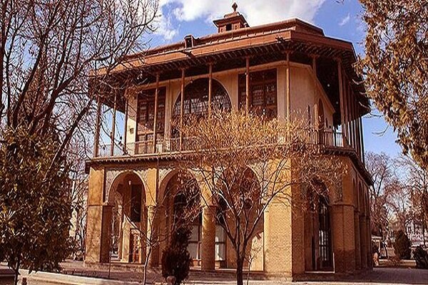 سند تک‌برگ کاخ چهلستون مجموعه دولتخانه صفوی به استان قزوین اهدا شد