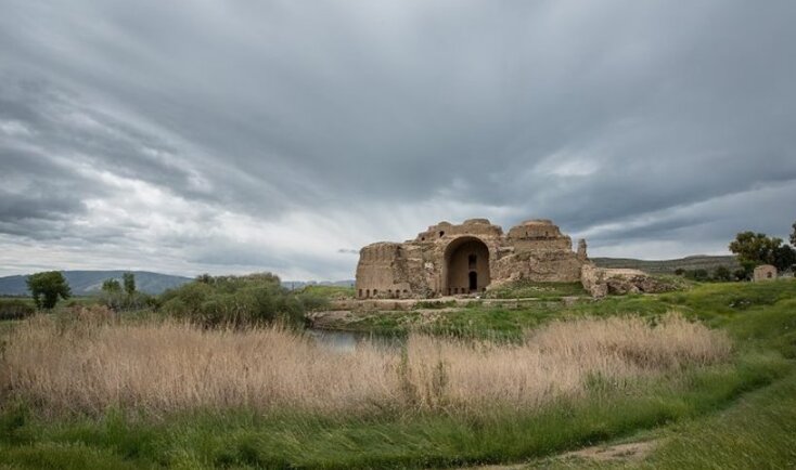 حتما از معماری کاخ اردشیر بابکان فیروزآباد بازدید کنید